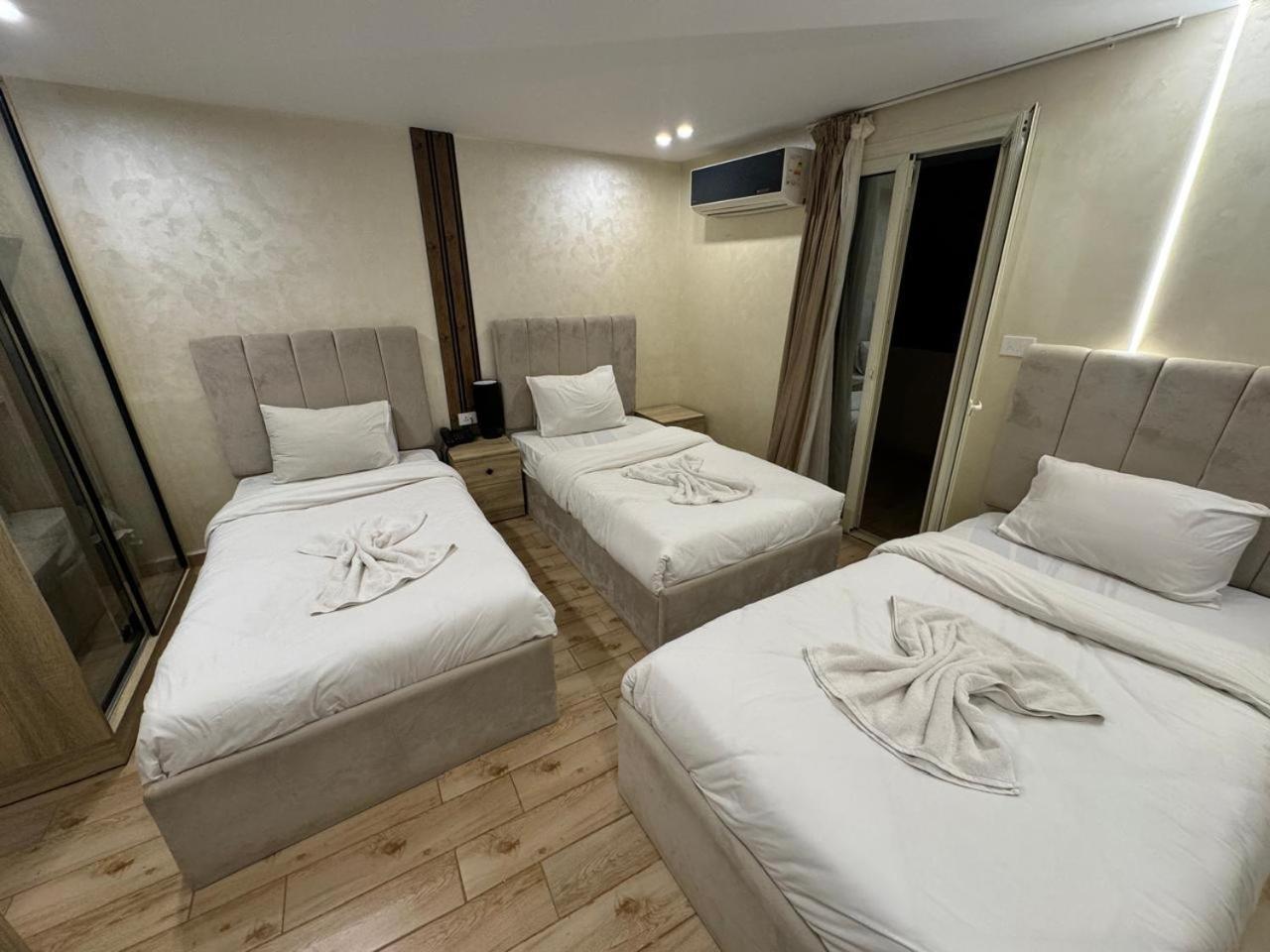 Hotel Cleopatra Tower Pyramid View Kafret el-Gabal Esterno foto